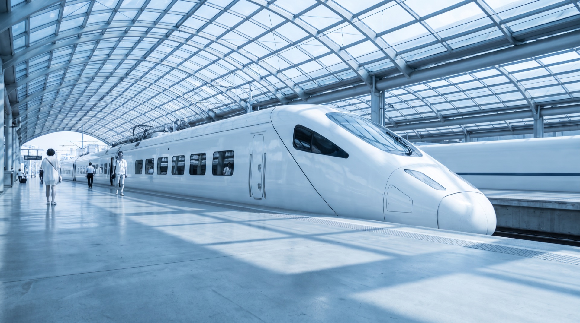 Zug im Bahnhof – Bahnreise als Teil einer Dienstreise